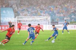 开云体育官方网站-包含南京城开启足球盛宴，球场上演百般较量的词条