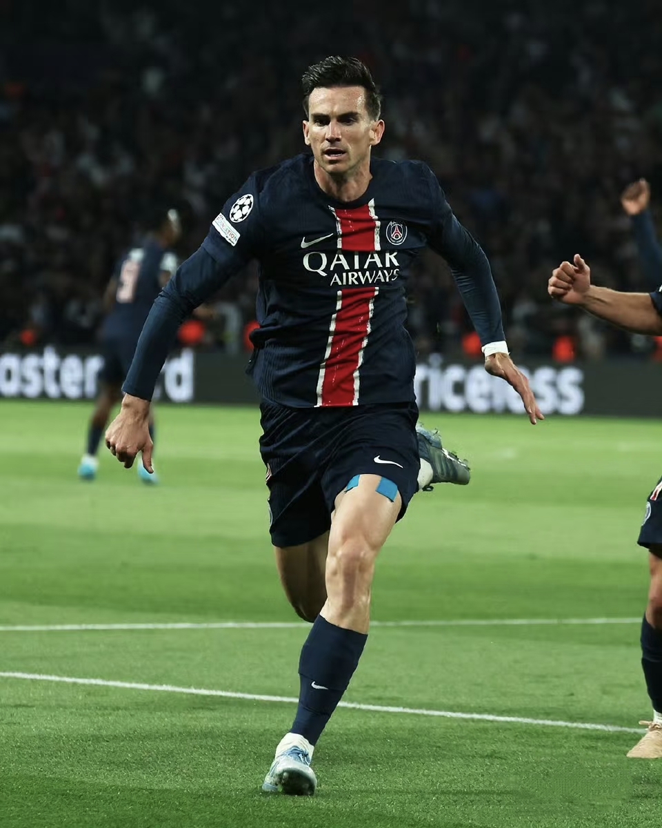 包含巴黎圣日耳曼横扫对手，晋级八强的词条