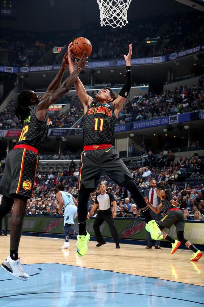 包含瓦伦西亚客场惨遭逆转，一球之差落败的词条