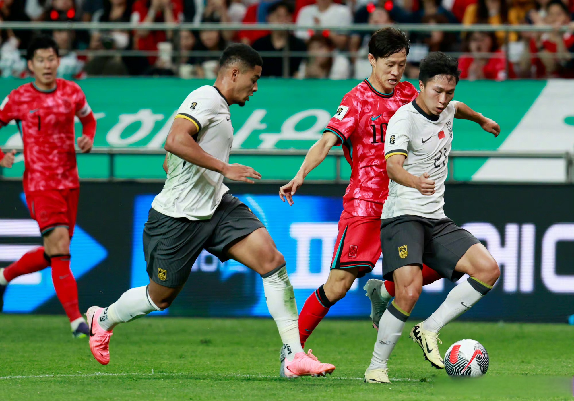 泰国球队大胜一仗，成功冲进强