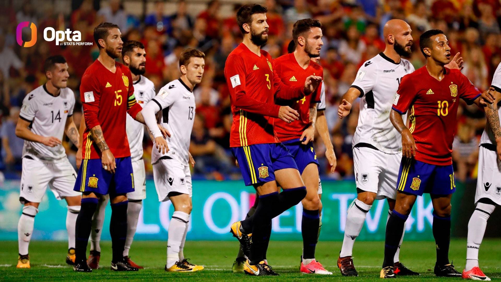 西班牙队训练中加强战术攻防配合