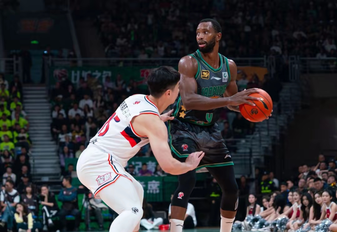 青岛队碾压灰熊,周琦带队取胜 青岛队碾压灰熊,周琦带队取胜